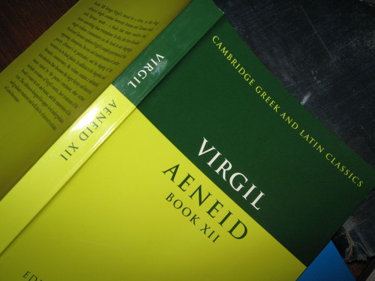 Bildet kan inneholde: utgivelse, font, bok, materiell egenskap, merke.