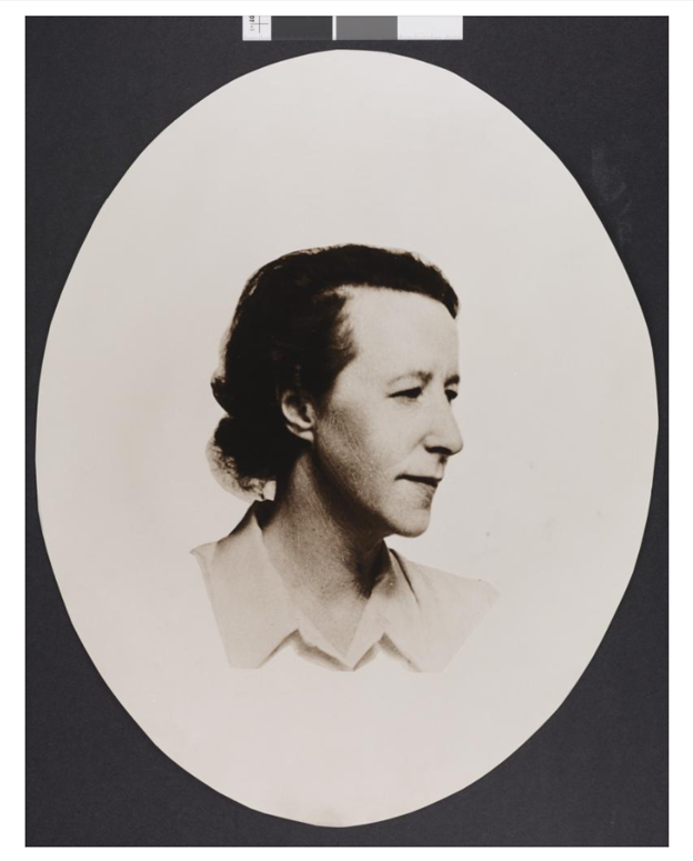 Gammeldags portrettfoto. Ung dame nesten i profil