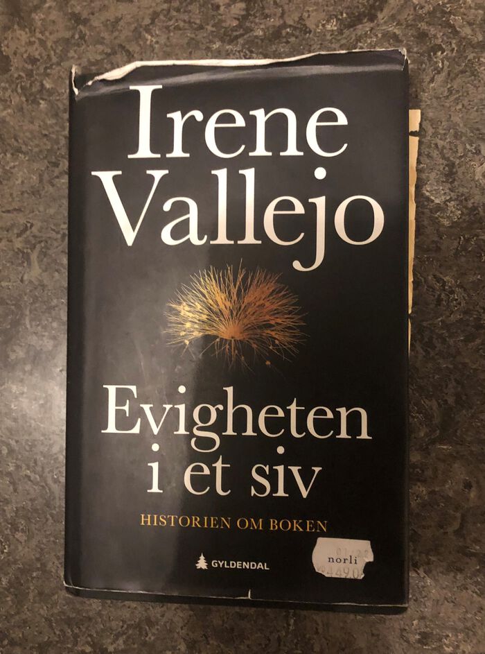 Bildet kan inneholde: bok, utgivelse, natur, tre, font.