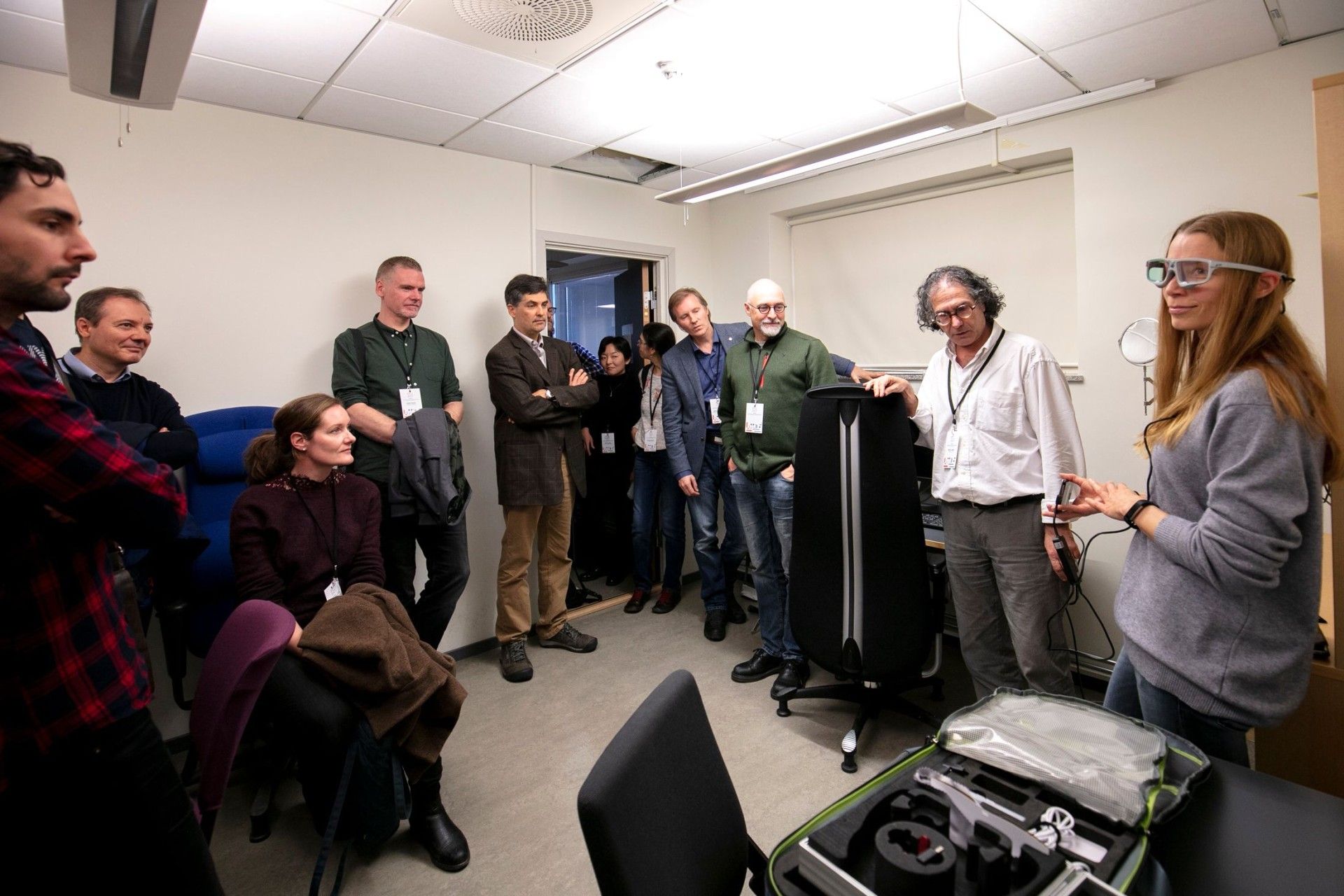 The participants got a tour of RITMO&#39;s state-of-the-art lab facilities. Here professor Bruno Laeng presents different eye trackers in the pupillometry lab.