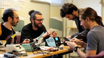 Several workshops were organised during the year. Musician-researcher Alexandros Kontogeorgakopoulos organised two workshops on force-feedback haptic interactions. From left Georgios Sioros, Cagri Erdem, Alexandros Kontogeorgakopoulos and Stefano Fasciani are working on their breadboards in RITMO&#39;s new electronics lab.