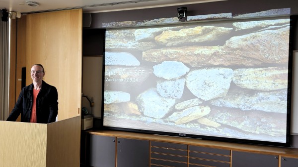 Bildet kan inneholde: elektronisk enhet, interiørdesign, tak, visningsenhet, teknologi.