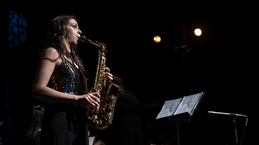 motion average images about the body parts which moved more during performances on left, Nádia Moura with saxophone on right. 