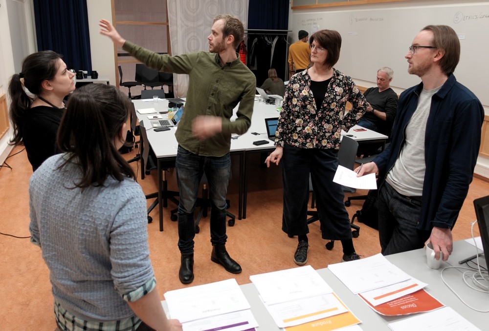 Mikkel Kornberg Skjeflo from LINK explains how the learning experience becomes more engaging by using different learning activities in the course (Photo: Nina Krogh).