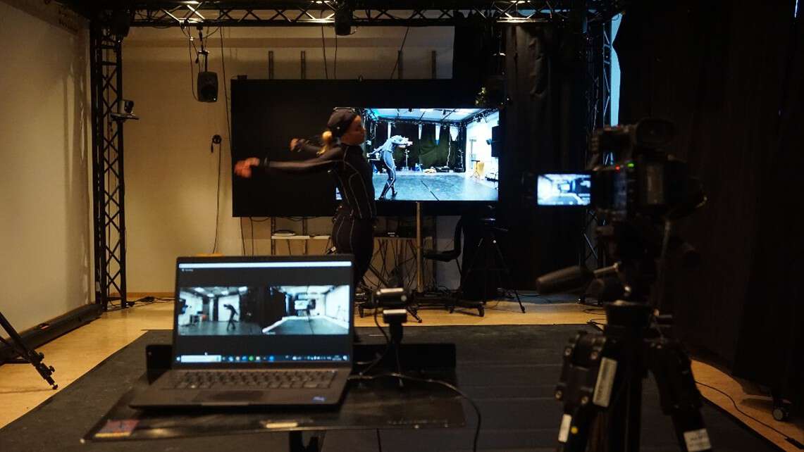 Video recordings and Zoom connection during dancers remote improvisation.