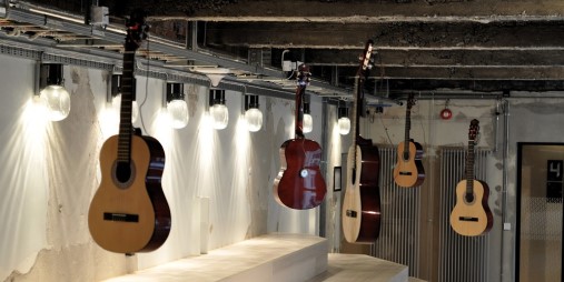 De selvspillende gitarene på utstilt på Sentralen i Oslo under Ultima 2017.