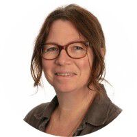 Portrettbilde av dame med mørkt langt hår