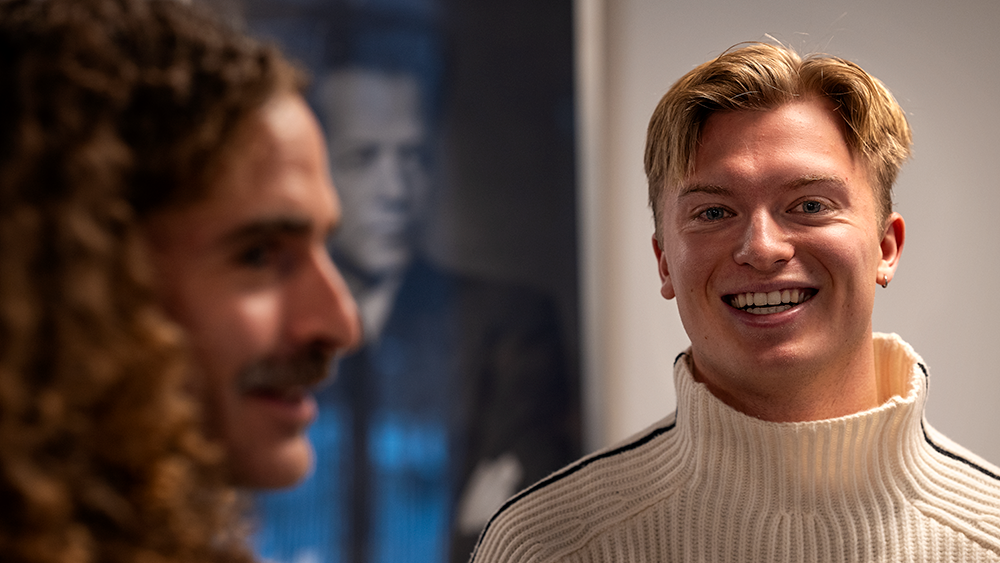 Bildet kan inneholde: lykke, smil, ansiktsuttrykk, fornøyd, portrettfotografering.