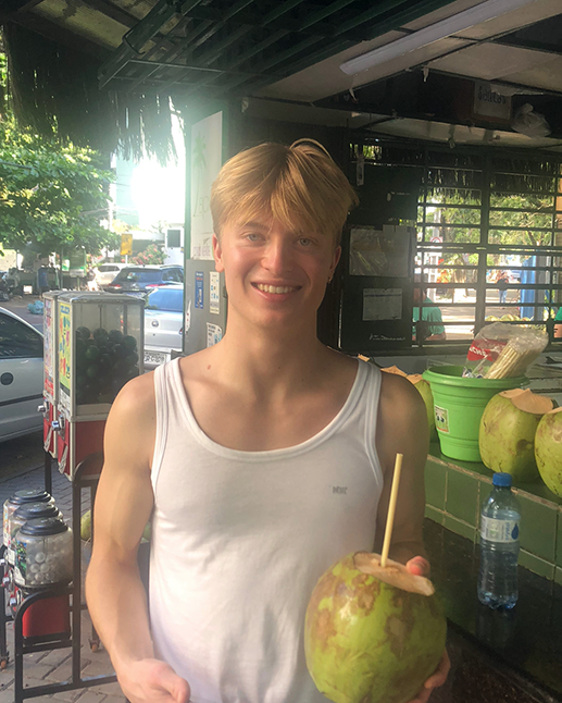 Jakob på utveksling i Brasil, med kokosnøtt i hånda