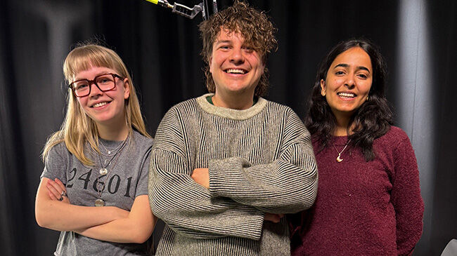 Tre studenter i et podkast-studio