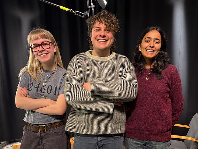 Tre studenter i et podkast-studio