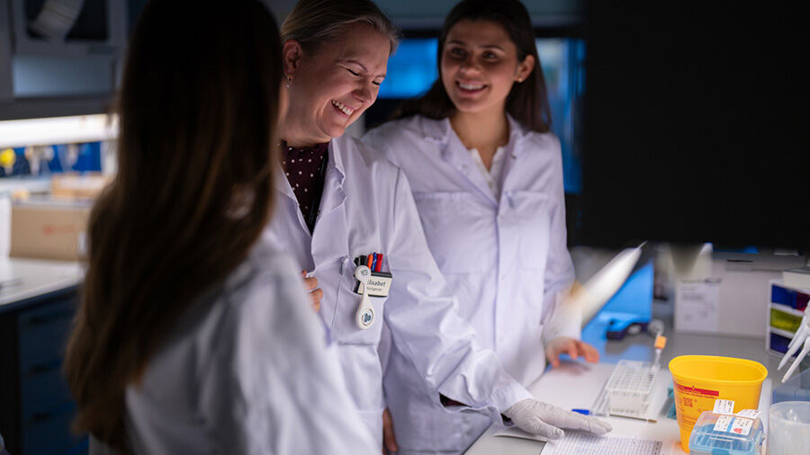 Tre personer i laboratorium