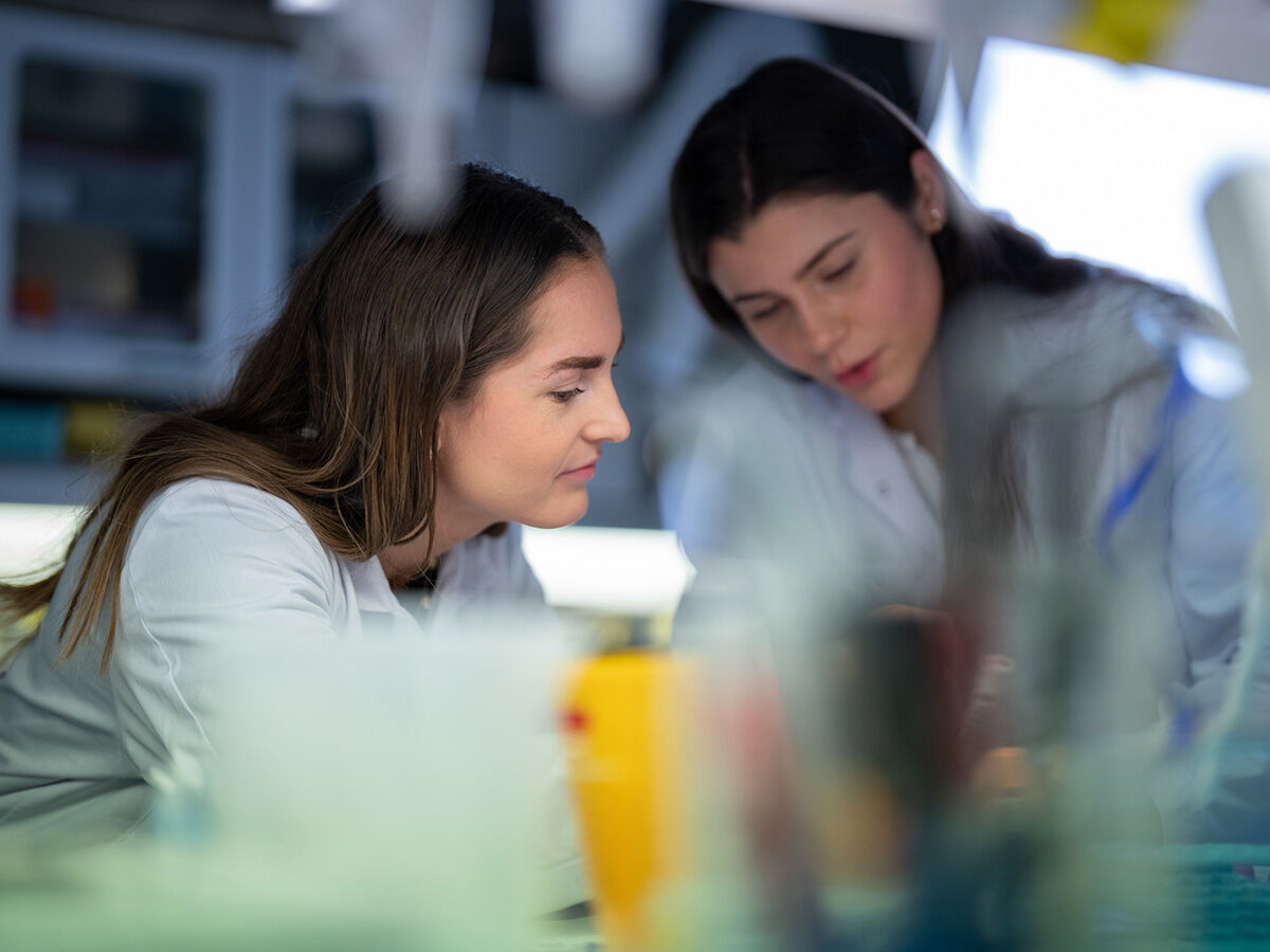 To personer studerer en prøve i et laboratorium