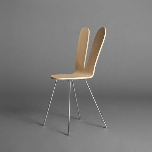 Bildet kan inneholde: stol, møbler, beige, design.