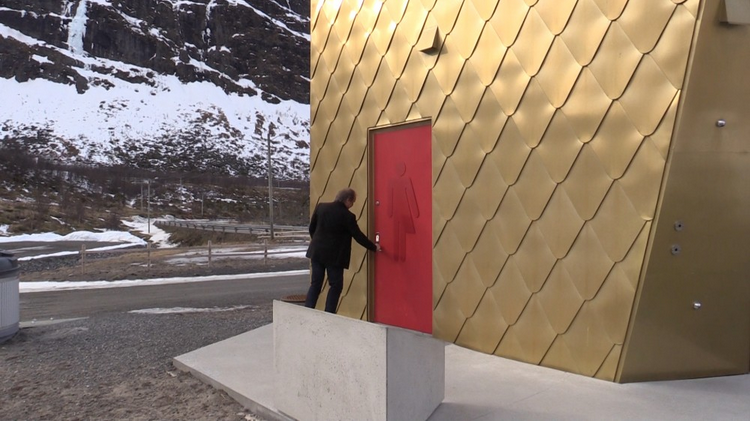 Meeting a closed door when nature calls. Photo: NRK
