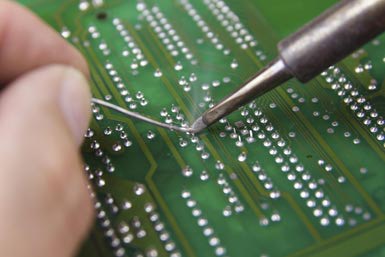 Bildet kan inneholde: elektronisk komponent, elektronikkteknikk, kretskomponenter, elektronikk, teknologi.