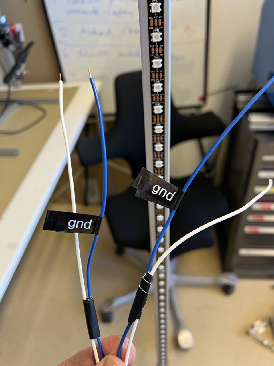 Bildet kan inneholde: elektrisk kabel, metalltråd, teknologi, elektronikk, elektriske ledninger.