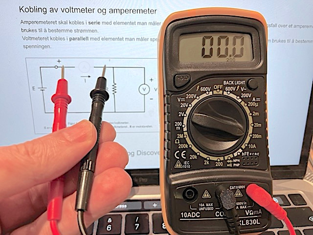 Bildet kan inneholde: gest, font, lydutstyr, duppeditt, elektronisk apparat.