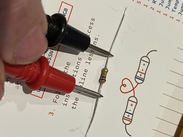 Bildet kan inneholde: produkt, kretskomponent, font, teknologi, engineering.