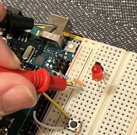 Bildet kan inneholde: kretskomponent, passiv kretskomponent, elektronisk instrument, maskinvareprogrammerer, lydutstyr.