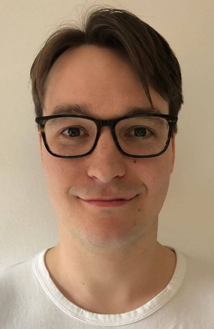 portrettbildet av en ung mann med briller