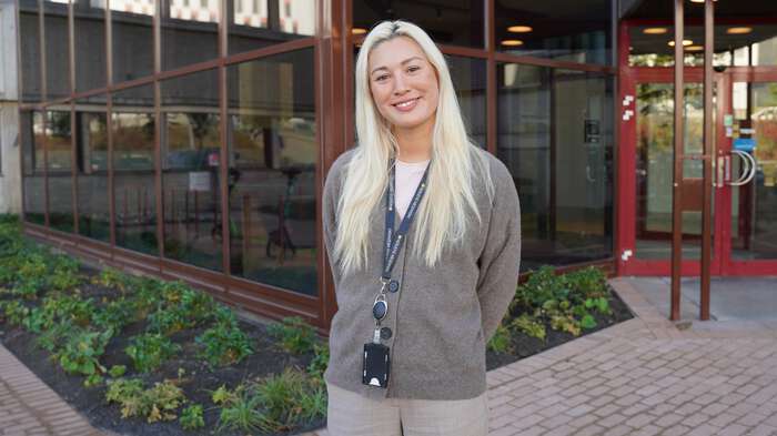 Ung blond dame smiler til kamera