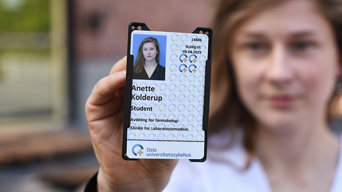 Bildet kan inneholde: hånd, øyevipper, gest, finger, dingser.