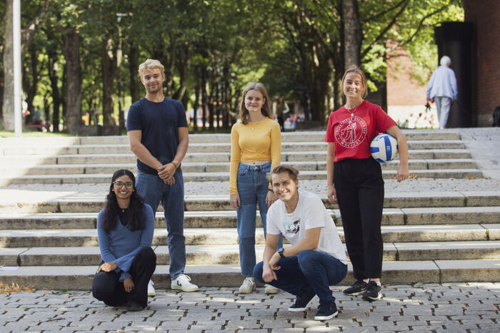 Nye studenter og faddere på campus i studiestart 