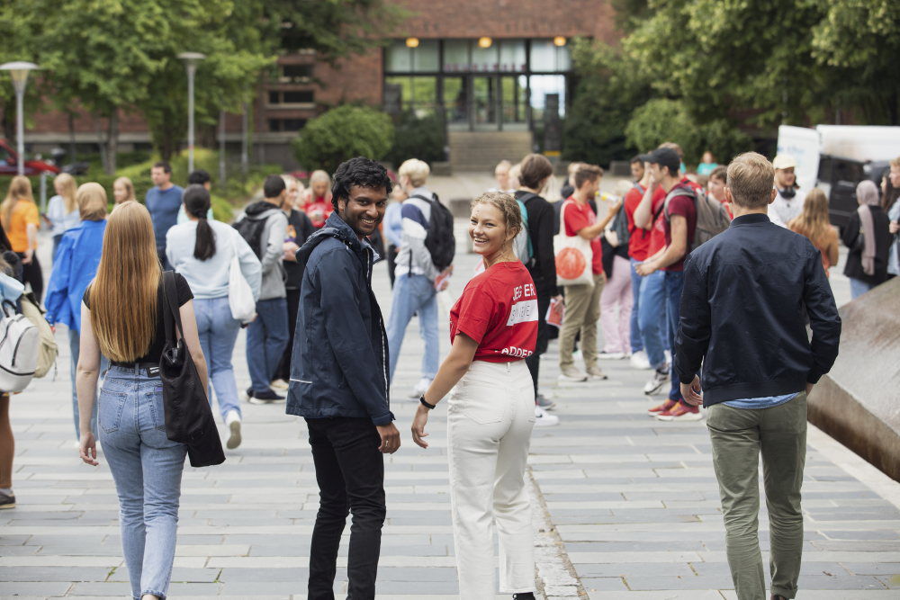 Nye studenter sammen med fadder på campus i studiestart