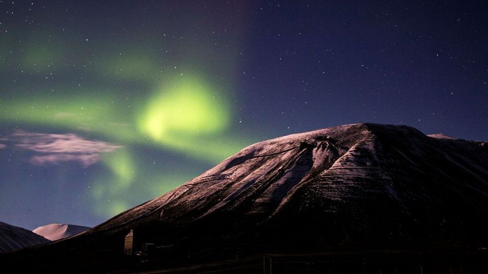 Grønt nordlys på Svalbard i mørketiden.
