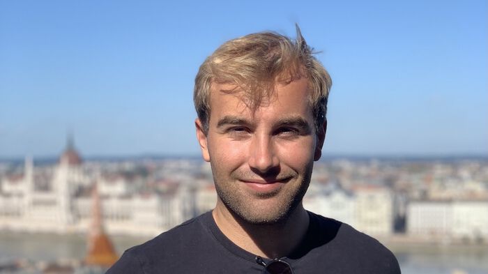 Mathias utendørs i sterkt sollys