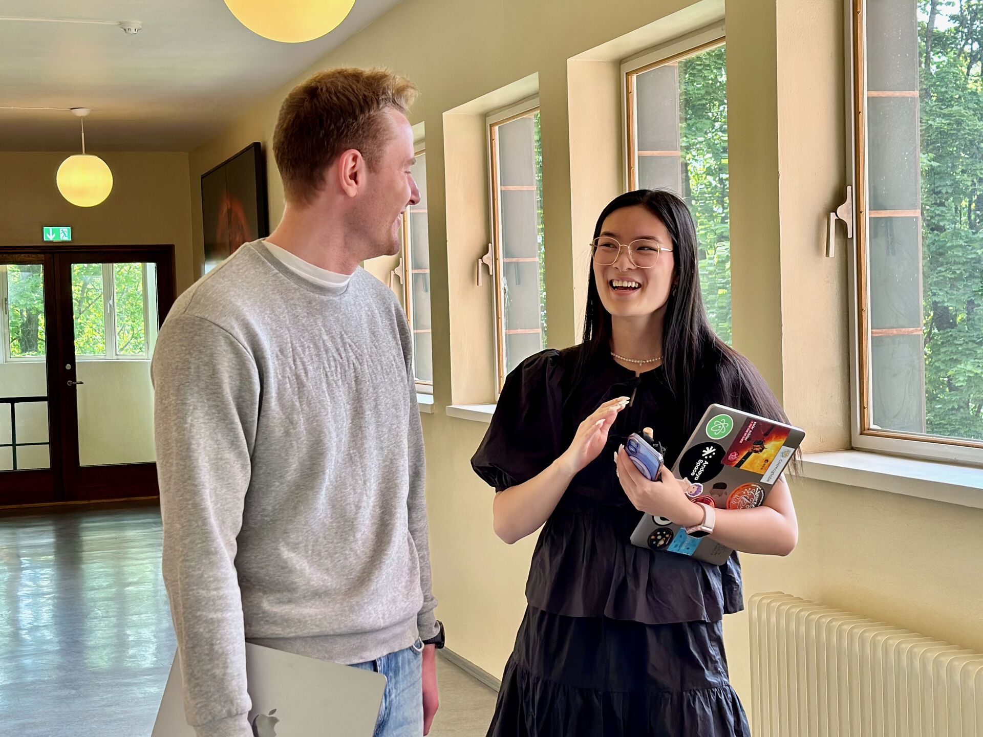to unge studenter som ser på kamera