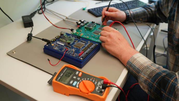 Bilde av en elektronisk krets på kontoret til IDEAS. 