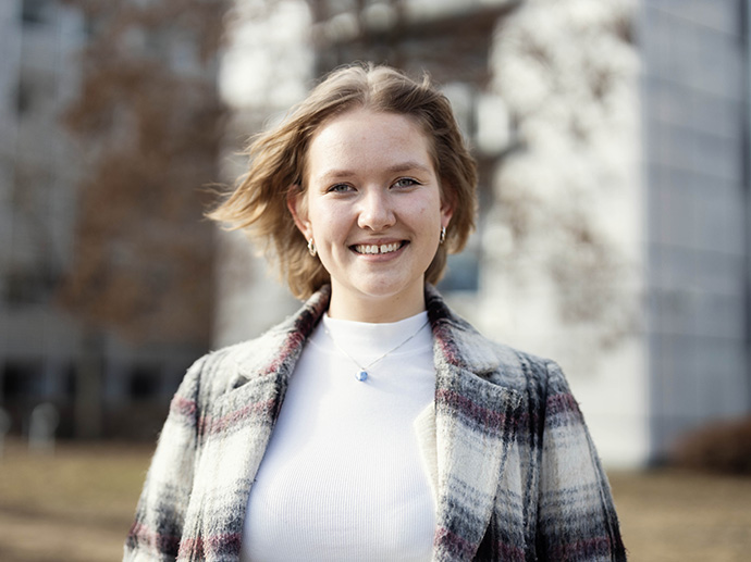 Helene Wold foran arbeidsplassen på Lysaker