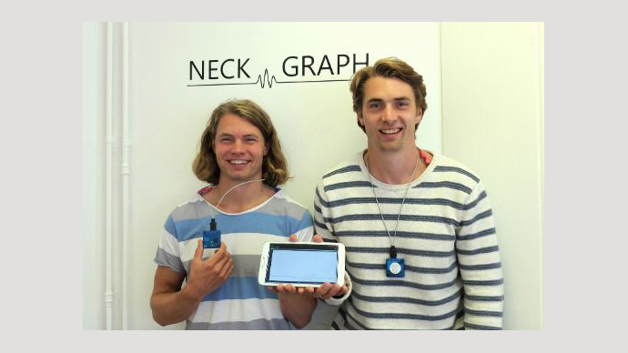 Thomas og Einar avbildet med sensoren og en tablet