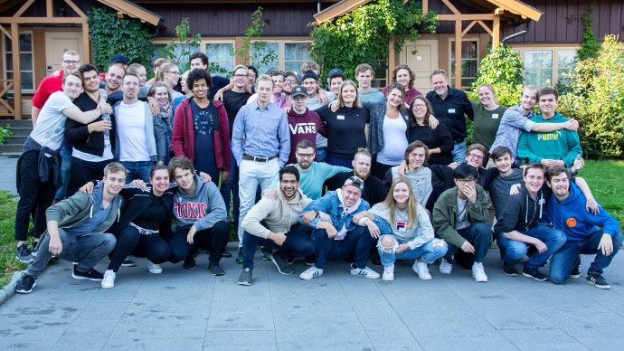Gruppebilde av et tidligere kull med studenter på studieprogrammet i elektronikk, informatikk og teknologi