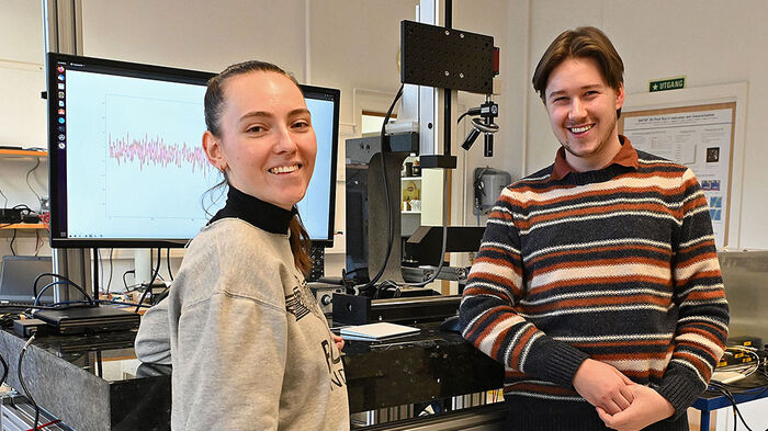 Portrettbilde av to studenter i undervisningsrommet for programmering