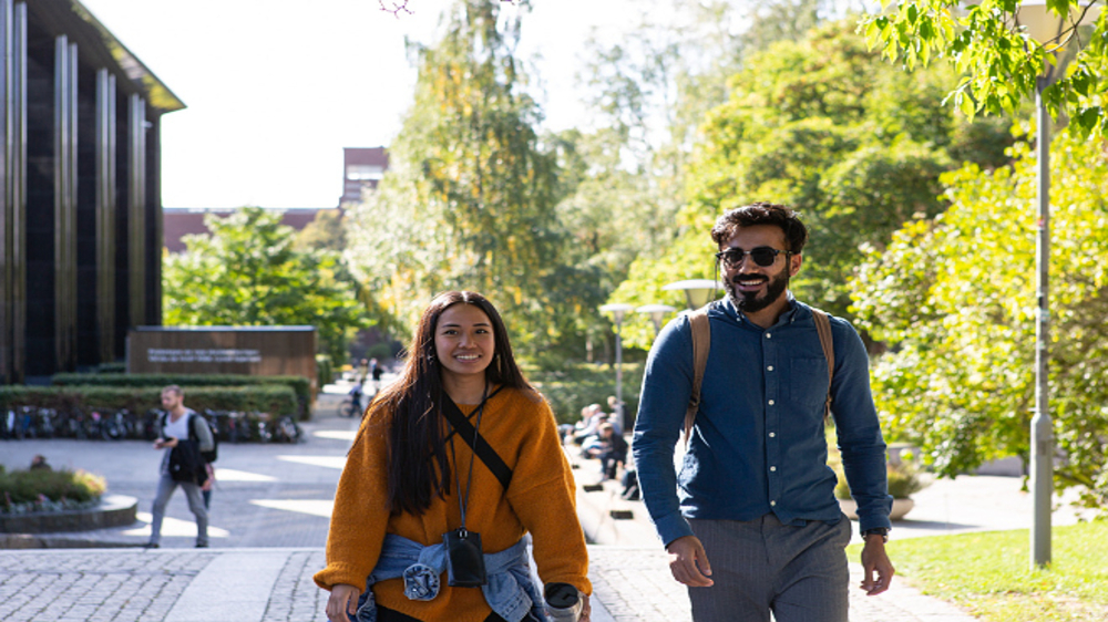 Studenter som går på campus. Foto