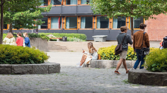To studenter som går på campus. Foto