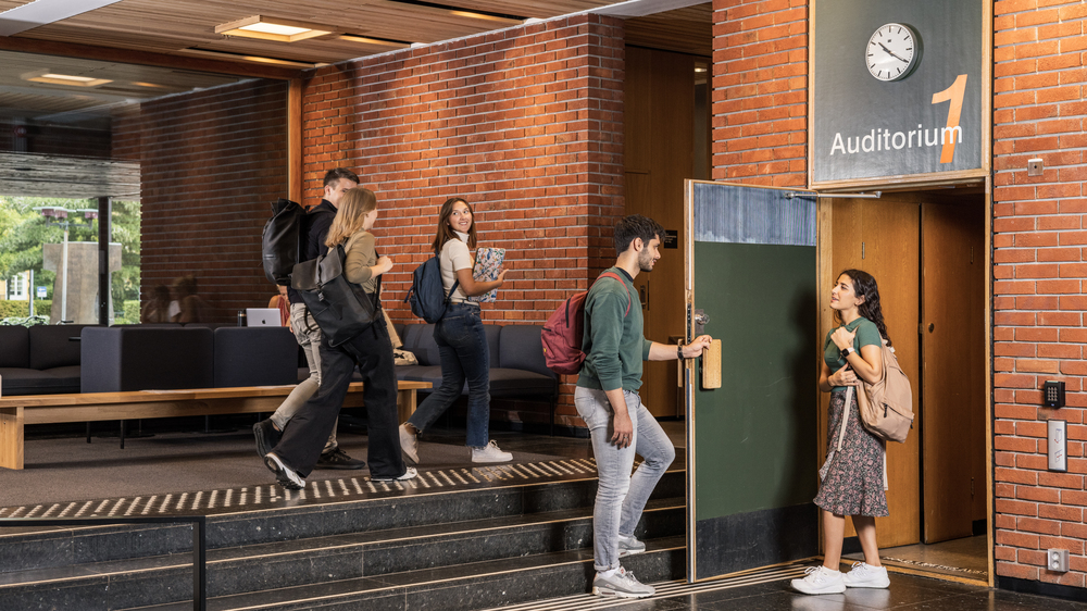 Studenter utenfor auditorium. Foto