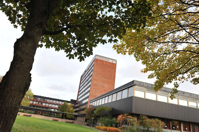 Bildet kan inneholde: hovedkvarter, plen, campus.