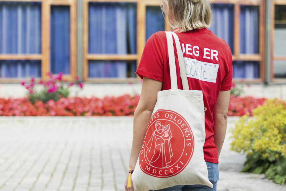 Student på vei inn i bygning med ryggen til