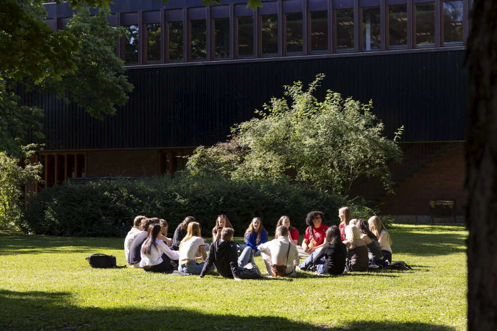 Studenter som er samlet under studiestart