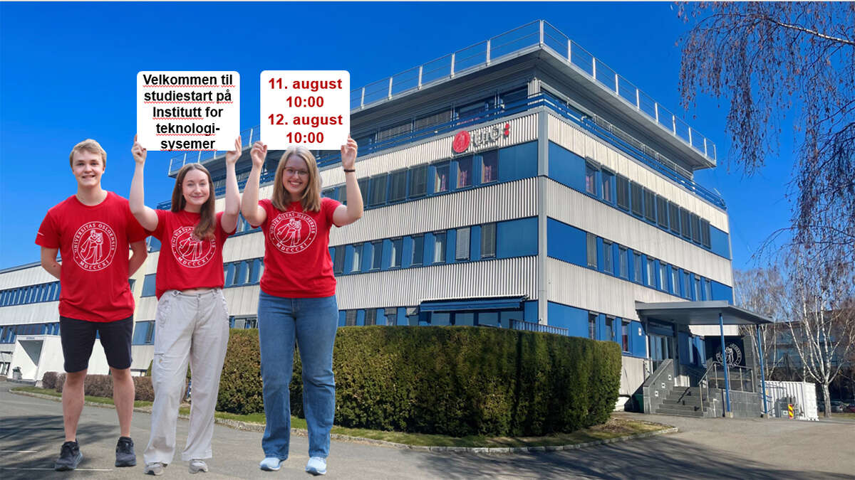 Bilde av studenter som holder infoplakat med tidspunkter utenfor ITS sitt bygg på Kjeller