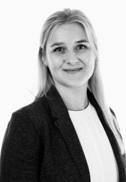 Bildet kan inneholde: person, ansikt, hår, portrett, svart og hvit.