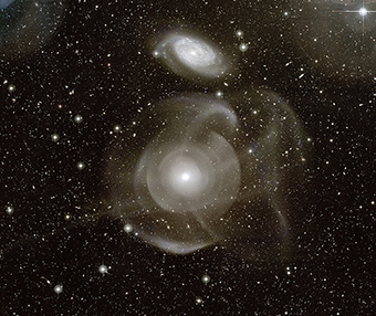 Bildet kan inneholde: brun, stemning, spiral galakse, nebula, astronomisk objekt.