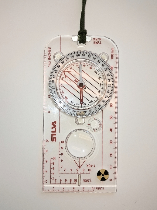 Kompass med radioatkiv-kilde merke i hjørnet.