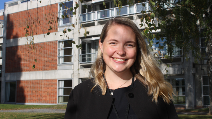 Mona, tidligere student i Fysikk og astronomi, foran DNV Maritimes kontorer på Høvik.