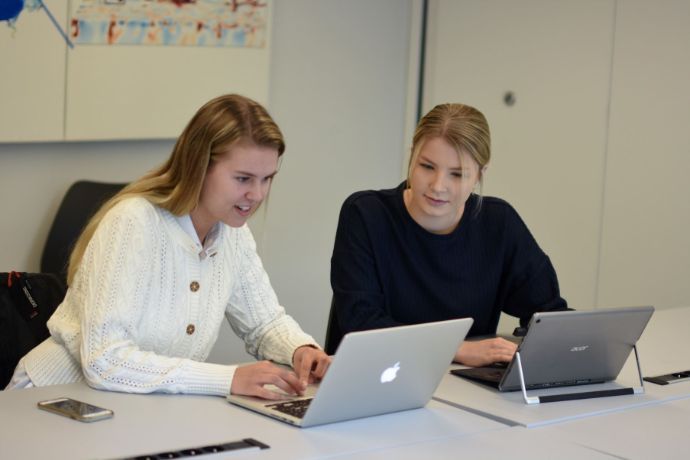 to studenter som jobber foran en pc