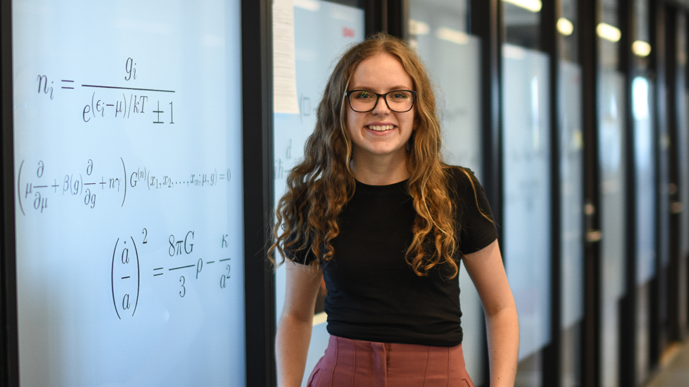 Fysikk student Cecilie på UiO med rosa bukser, briller og lange lokker